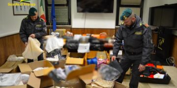 Piattaforma logistica del “fake”: sequestrati centinaia di capi contraffatti