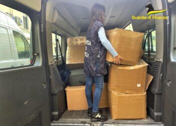 Piattaforma logistica del “fake”: sequestrati centinaia di capi contraffatti