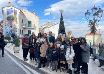 Cinquemila fiori all’uncinetto e materiali di recupero per albero e decorazioni a Casalanguida