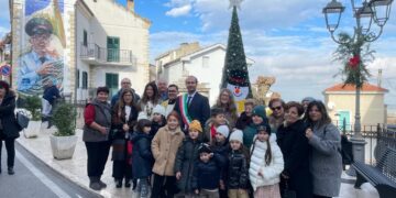 Cinquemila fiori all’uncinetto e materiali di recupero per albero e decorazioni a Casalanguida