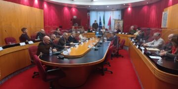 «Governo lento e deludente», dopo 13 mesi l’opposizione incontra i cittadini