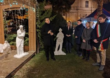 Deposto il bambinello nel presepe di piazza Rossetti. Don Domenico: il valore dell’umiltà