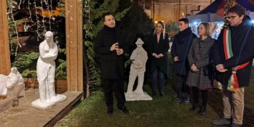 Deposto il bambinello nel presepe di piazza Rossetti. Don Domenico: il valore dell’umiltà