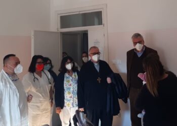 «Sappiate curare e prendervi cura», gli auguri di buon Natale di mons. Cipollone al “Renzetti”