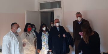 «Sappiate curare e prendervi cura», gli auguri di buon Natale di mons. Cipollone al “Renzetti”