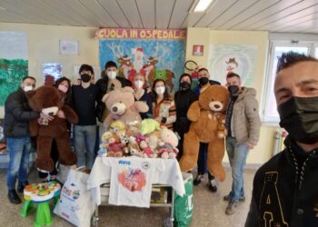 Giochi e materiale didattico per i ricoverati della Clinica pediatrica: il dono di Azione Universitaria