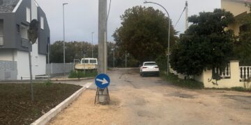 «Via dei Cascella, quel palo per strada è un pericolo»