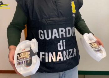 Migliaia di articoli natalizi non sicuri sequestrati dalla guardia di finanza: «Rischio incendi»