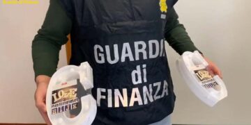 Migliaia di articoli natalizi non sicuri sequestrati dalla guardia di finanza: «Rischio incendi»