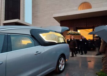 L’ultimo saluto a Roberta Tana: «Viveva per abbracciare gli altri con la sua bontà d’animo»