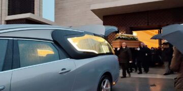 L’ultimo saluto a Roberta Tana: «Viveva per abbracciare gli altri con la sua bontà d’animo»