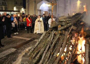 Tradizioni e devozione si fondono nel Fuoco di San Tommaso: il ricordo di 277 anni fa