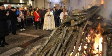 Tradizioni e devozione si fondono nel Fuoco di San Tommaso: il ricordo di 277 anni fa