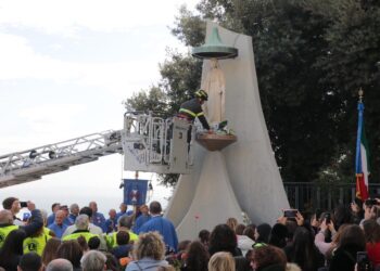 Immacolata, l’omaggio dei vigili del fuoco con l’autoscala alla statua della Madonna