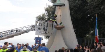 Immacolata, l’omaggio dei vigili del fuoco con l’autoscala alla statua della Madonna