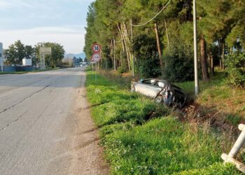 Scontro nella zona industriale di San Salvo, auto finisce nella cunetta