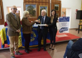 Lions donano all’associazione genitori bambini autistici furgone comprato con la raccolta fondi