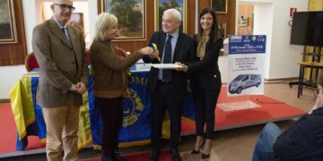 Lions donano all’associazione genitori bambini autistici furgone comprato con la raccolta fondi