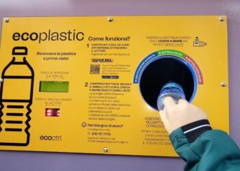 Buoni sconto a chi usa il nuovo eco-compattatore: il mangiaplastica installato dal Comune