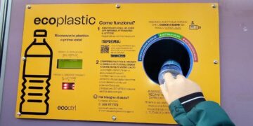 Buoni sconto a chi usa il nuovo eco-compattatore: il mangiaplastica installato dal Comune