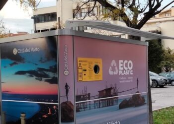 Buoni sconto a chi usa il nuovo eco-compattatore: il mangiaplastica installato dal Comune