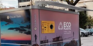 Buoni sconto a chi usa il nuovo eco-compattatore: il mangiaplastica installato dal Comune