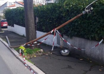 Cade palo della luce in via Santa Caterina a Vasto, «Pericolo segnalato più volte»