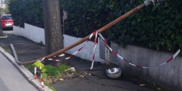 Cade palo della luce in via Santa Caterina a Vasto, «Pericolo segnalato più volte»