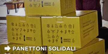 In piazza Diomede a Vasto i panettoni solidali di Amnesty International