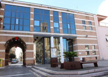 Efficientamento energetico: pannelli solari su 5 edifici, nuove vetrate per la Porta della Terra