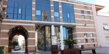 Efficientamento energetico: pannelli solari su 5 edifici, nuove vetrate per la Porta della Terra