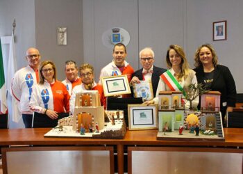 Francesco Rana dona due presepi a sindaco e presidente Avis