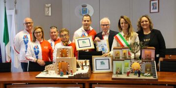 Francesco Rana dona due presepi a sindaco e presidente Avis