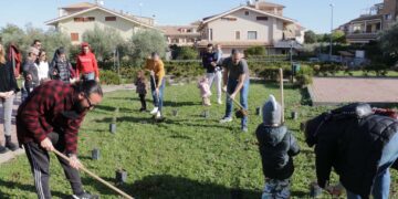 Bambini e genitori in azione per rendere più accogliente la villetta Michele Fazio