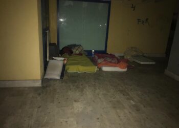 «Senzatetto dormono in via Conti Ricci. Le istituzioni li aiutino»