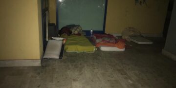 «Senzatetto dormono in via Conti Ricci. Le istituzioni li aiutino»