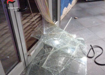 Distruggevano le vetrine dei negozi per rubare, rintracciati i responsabili