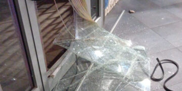 Distruggevano le vetrine dei negozi per rubare, rintracciati i responsabili