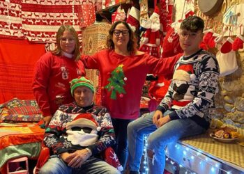 Dalla casa di Babbo Natale all’igloo: il villaggio natalizio fatto di materiale riciclato