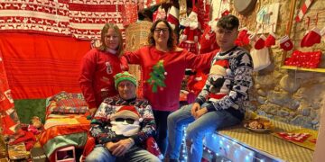 Dalla casa di Babbo Natale all’igloo: il villaggio natalizio fatto di materiale riciclato