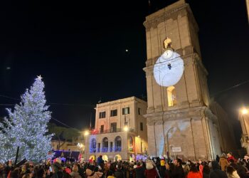 Le acrobazie della Befana illuminano la Torre Civica