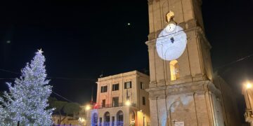 Le acrobazie della Befana illuminano la Torre Civica