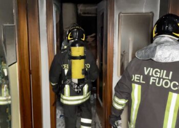 Incendio in appartamento a Vasto, due persone fuggono fuori mettendosi in salvo