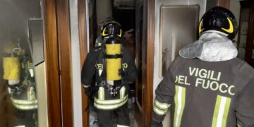 Incendio in appartamento a Vasto, due persone fuggono fuori mettendosi in salvo
