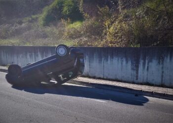 Lancia Ypsilon si ribalta lungo via Bergamo