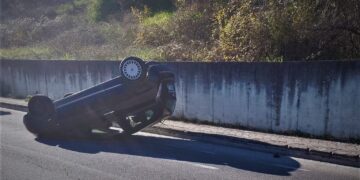 Lancia Ypsilon si ribalta lungo via Bergamo