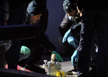 Ordigno sotto un’auto in via dei Conti Ricci: intervengono gli artificieri della polizia