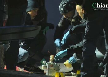 Ordigno sotto un’auto in via dei Conti Ricci: intervengono gli artificieri della polizia