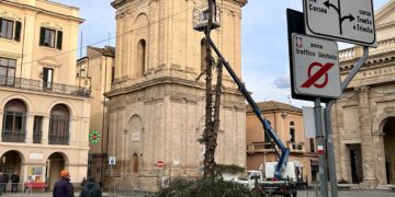 Tagliato l’albero di Natale in piazza Plebiscito