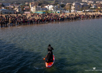 La Befana arriva remando: bambini entusiasti, spiaggia affollata e doni di solidarietà